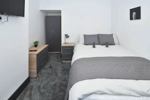 Superior Tek Büyük Yataklı Oda, Ortak Banyo (With TV)