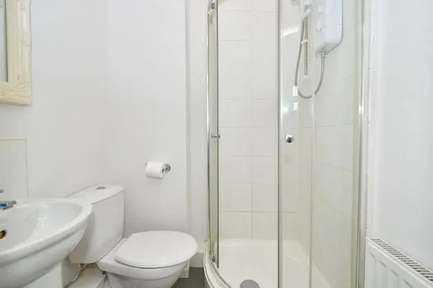 Tek Büyük Yataklı Oda, Ortak Banyo