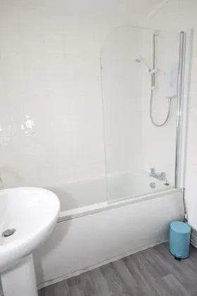 Tek Büyük Yataklı Oda, Ortak Banyo