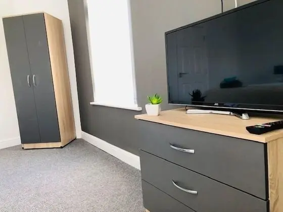 Superior Tek Büyük Yataklı Oda, Ortak Banyo (With TV)