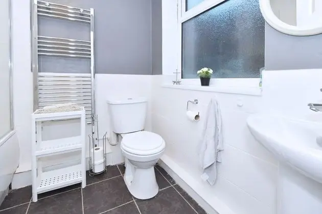 Tek Büyük Yataklı Oda, Ortak Banyo