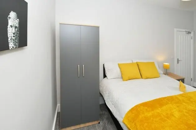 Superior Tek Büyük Yataklı Oda, Ortak Banyo (With TV)