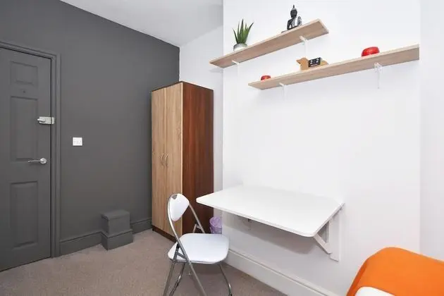 Tek Büyük Yataklı Oda, Ortak Banyo