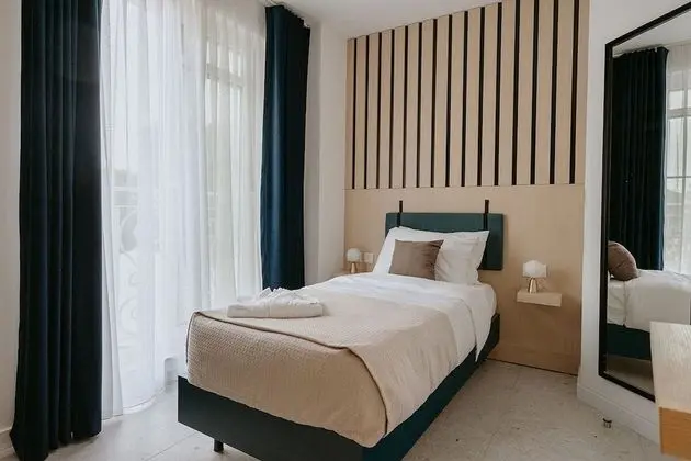 Tek Kişilik Oda (with French window)