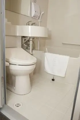 Üç Kişilik Oda, Sigara İçilmez