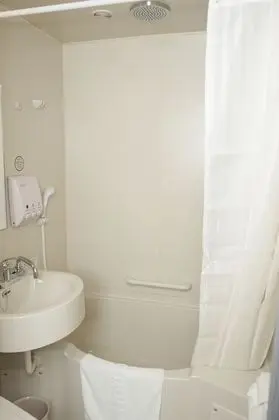 Üç Kişilik Oda, Sigara İçilmez