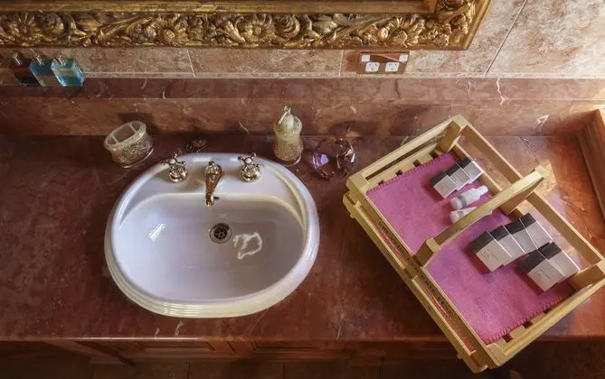 Luxury Tek Büyük Yataklı Oda
