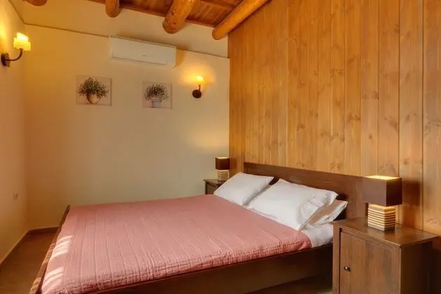 Traditional Ioannis Cottage with Ecological Heated Pool