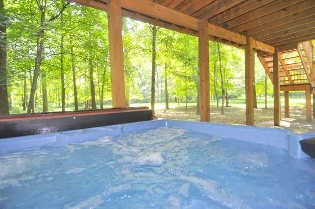 Ev, Birden Çok Yatak (Trails End River Retreat)