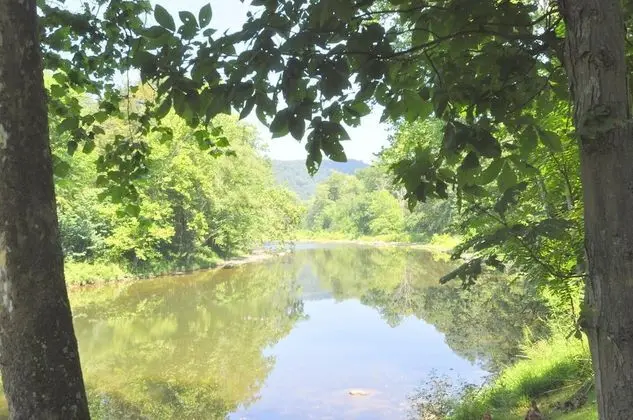 Ev, Birden Çok Yatak (Trails End River Retreat)
