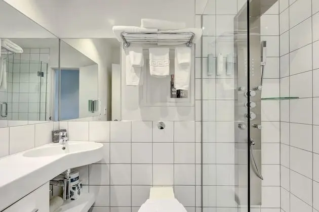 Stüdyo (Riverfront Spa Shower)
