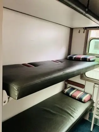 Basic Kulübe (Train Compartment)