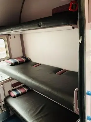 Basic Kulübe (Train Compartment)