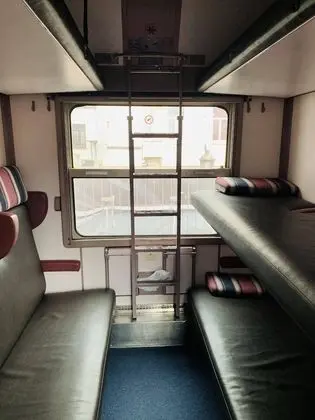 Basic Kulübe (Train Compartment)