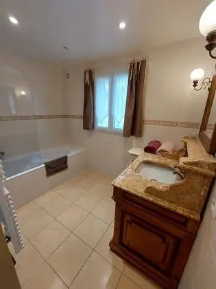 Üç Kişilik Oda (Chez Flora)