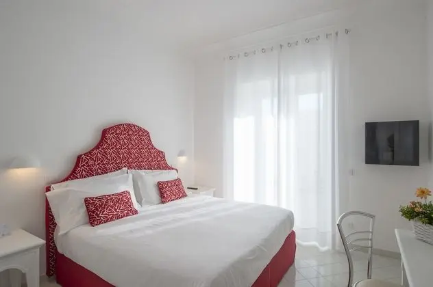 Standard Üç Kişilik Oda (No Sea View)