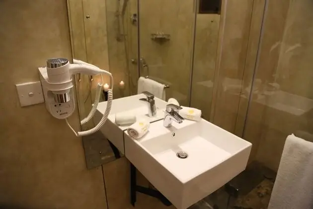Deluxe Tek Büyük Yataklı Oda, Bahçe Manzaralı, Zemin Kat