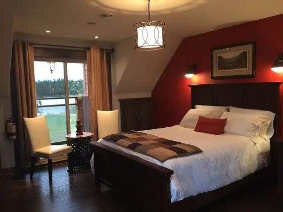 Luxury Süit, 1 Büyük (Queen) Boy Yatak, Banyolu/Duşlu, Nehir Manzaralı (Humber River Suite)