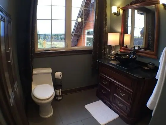 Luxury Süit, 1 Büyük (Queen) Boy Yatak, Banyolu/Duşlu, Nehir Manzaralı (Humber River Suite)