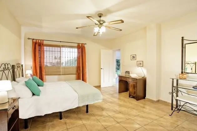 Apart Daire, Deniz Manzaralı (The Pool Apartment)
