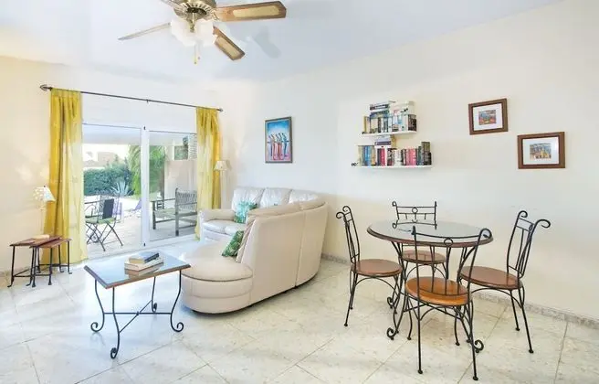 Apart Daire, Deniz Manzaralı (The Pool Apartment)