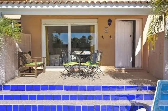 Apart Daire, Deniz Manzaralı (The Pool Apartment)