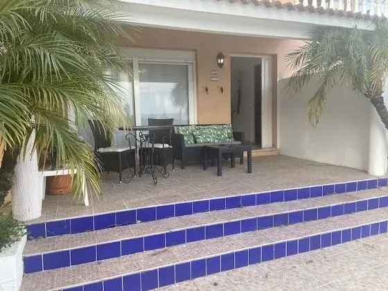 Apart Daire, Deniz Manzaralı (The Pool Apartment)