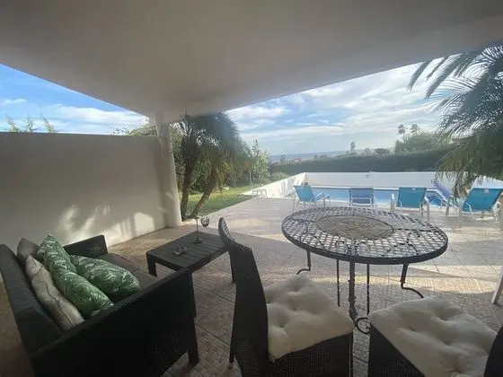 Apart Daire, Deniz Manzaralı (The Pool Apartment)