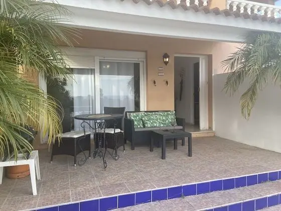 Apart Daire, Deniz Manzaralı (The Pool Apartment)