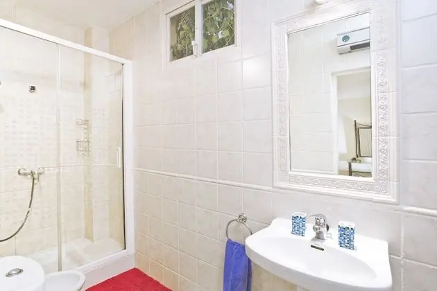 Apart Daire, Deniz Manzaralı (The Pool Apartment)