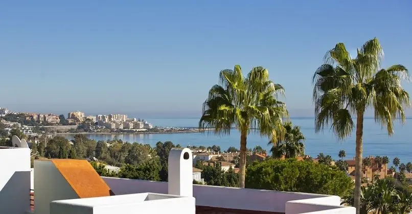 Apart Daire, Deniz Manzaralı (The Pool Apartment)