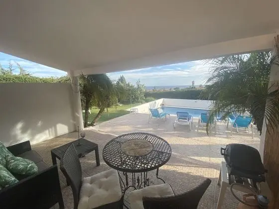 Apart Daire, Deniz Manzaralı (The Pool Apartment)