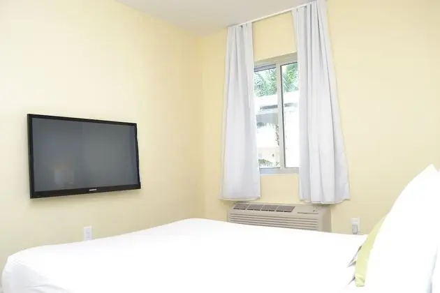 Süit, 2 Yatak Odası (1 King and 2 Queen Beds)