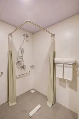 Standard Oda, 1 Büyük (Queen) Boy Yatak, Engellilere Uygun