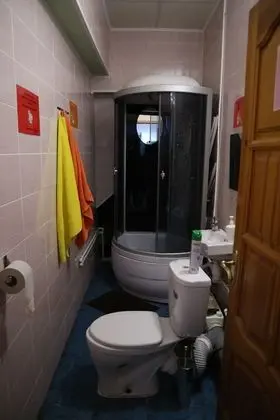 Tek Büyük Yataklı Oda, Ortak Banyo