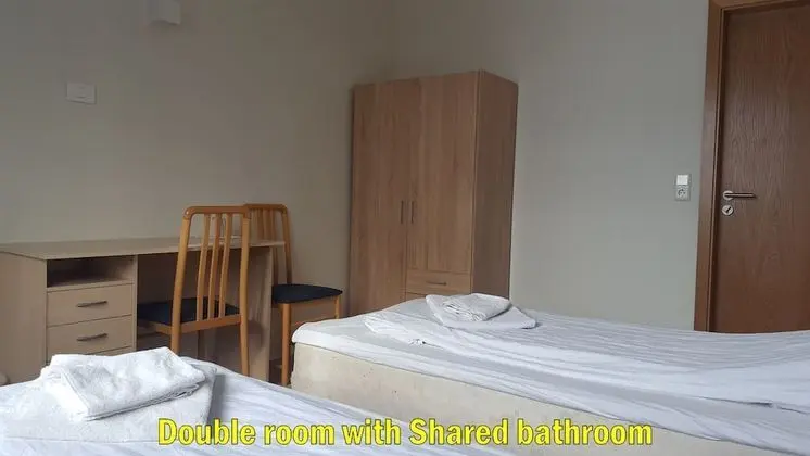 İki Ayrı Yataklı Oda, Ortak Banyo