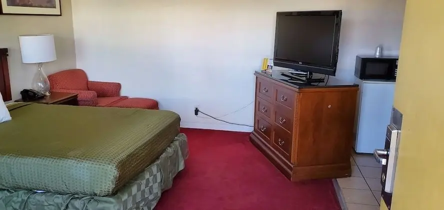 Deluxe Oda, 1 Büyük (Queen) Boy Yatak, Sigara İçilebilir, Buzdolabı ve Mikrodalga