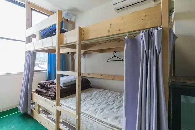 Basic Dört Kişilik Oda, Birden Çok Yatak (Private room, B, with lock)