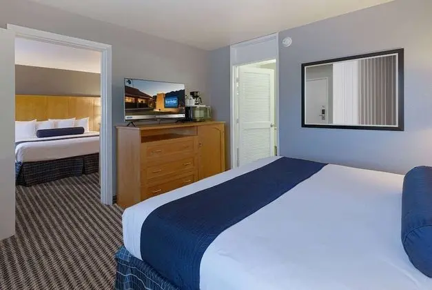 Süit, Sigara İçilmez (1 King & 1 Queen Bed)