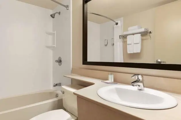 Standard Oda, 1 En Büyük (King) Boy Yatak, Sigara İçilmez (First Floor Drive Up)