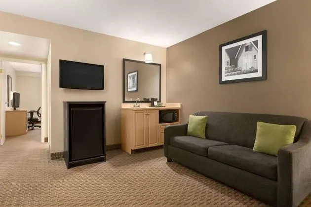 Süit, 2 Büyük (Queen) Boy Yatak, Sigara İçilmez (One Bedroom First Floor Drive Up)