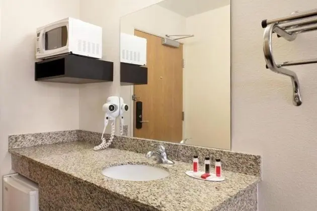 Oda, 2 Çift Kişilik Yatak, Engellilere Uygun, Sigara İçilmez (Roll-In Shower)