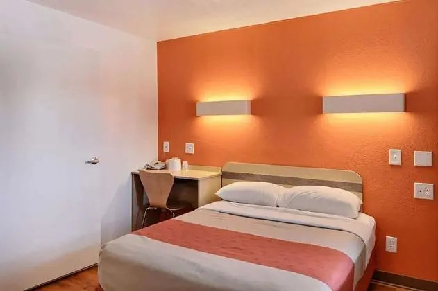 Oda, 1 Çift Kişilik Yatak, Sigara İçilmez