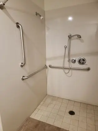 Oda, 1 En Büyük (King) Boy Yatak, Engellilere Uygun, Sigara İçilmez (Mobility,roll-in shower)