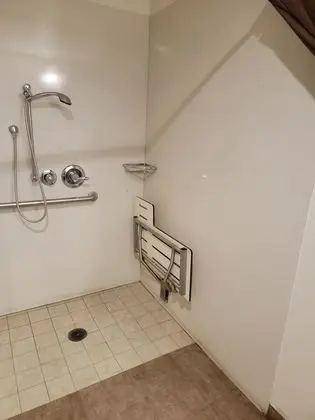 Oda, 1 En Büyük (King) Boy Yatak, Engellilere Uygun, Sigara İçilmez (Mobility,roll-in shower)