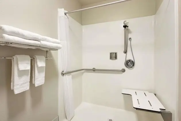 Oda, 1 En Büyük (King) Boy Yatak, Engellilere Uygun (Mobility/Hearing/Roll In Shower)