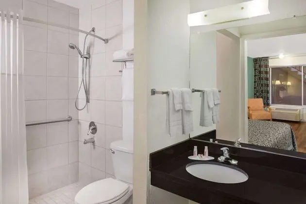 Oda, 1 En Büyük (King) Boy Yatak, Engellilere Uygun (Mobility/Hearing, Roll-in shower)