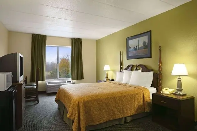 Oda, 1 Büyük (Queen) Boy Yatak, Engellilere Uygun, Sigara İçilmez (Mobility Accessible)