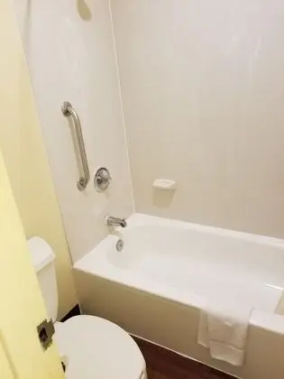 Oda, 1 Büyük (Queen) Boy Yatak, Engellilere Uygun, Sigara İçilmez (Mobility Accessible)