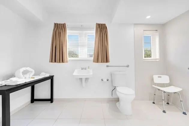 Oda, 1 En Büyük (King) Boy Yatak, Engellilere Uygun, Sigara İçilmez (Mobility/Roll-In Shower)